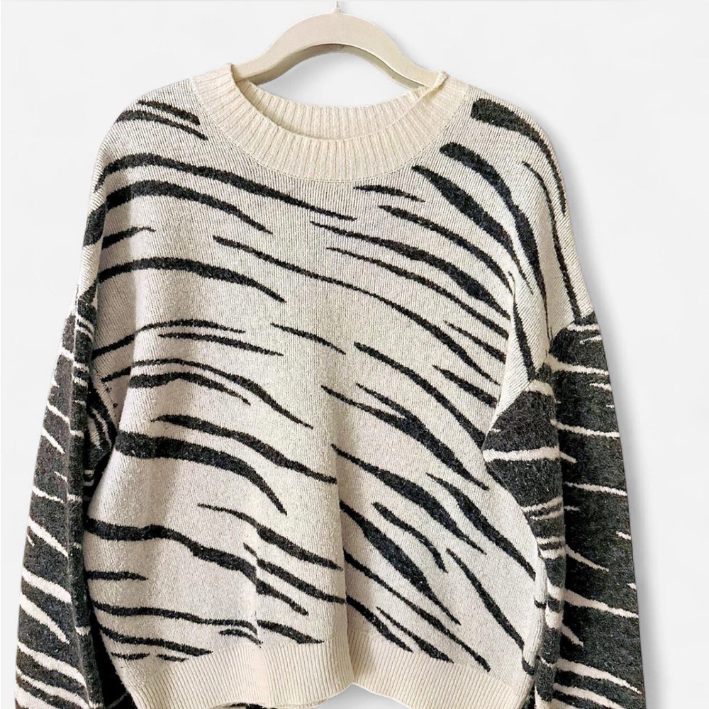 Rails Lana Tiger Pattern Wool Blend Crew Neck Sweater Ivory Gray Medium Cozy